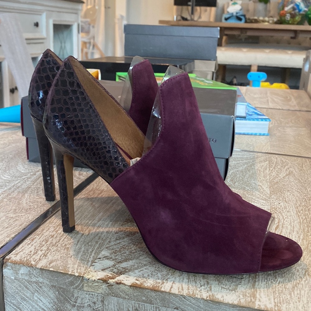 Burgundy suede women size 12 Vince Camuto heels like new with box